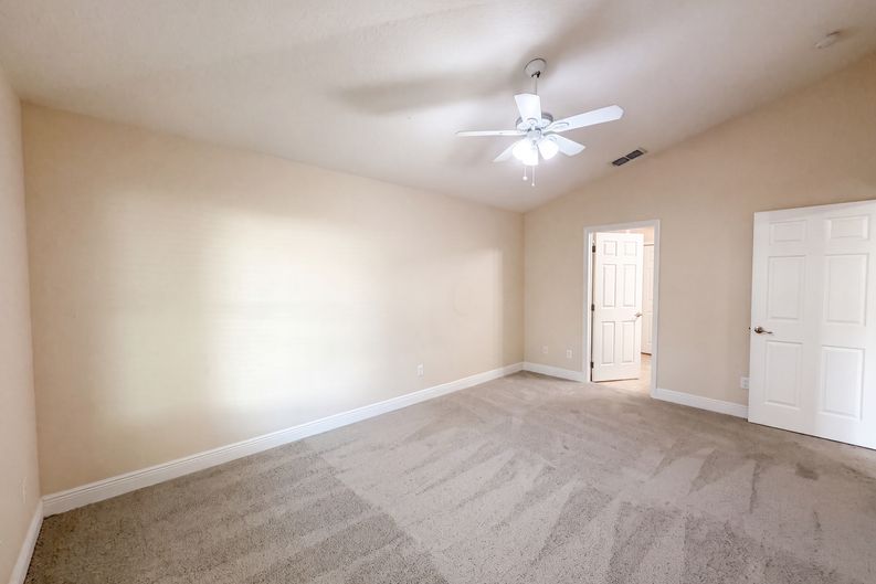 Photo 4 of 23 of 33137 Irongate Dr, Leesburg, FL