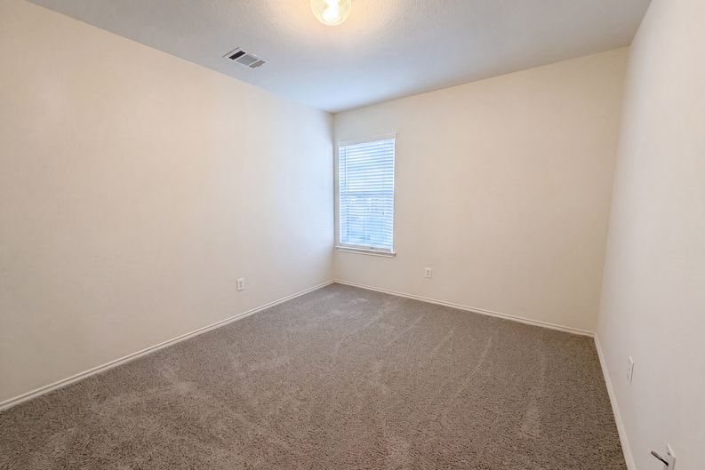 Photo 13 of 21 of 109 Eagle Dr, Luling, TX