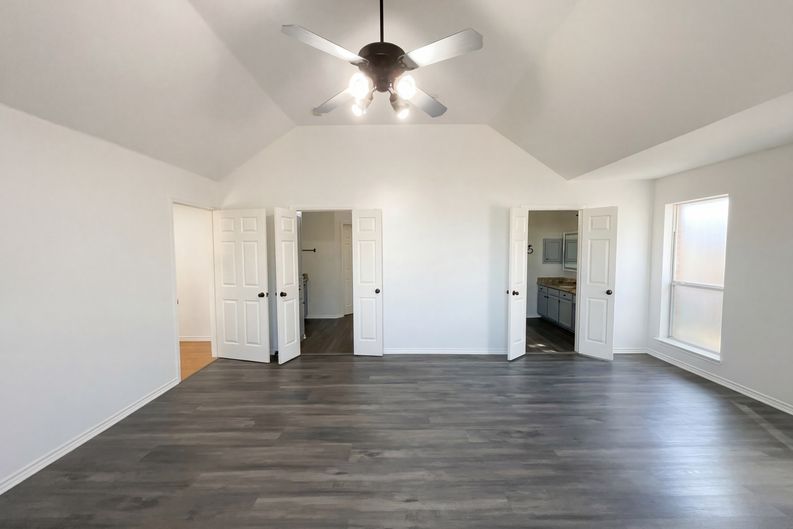Photo 4 of 50 of 2406 Manchester Dr, Carrollton, TX