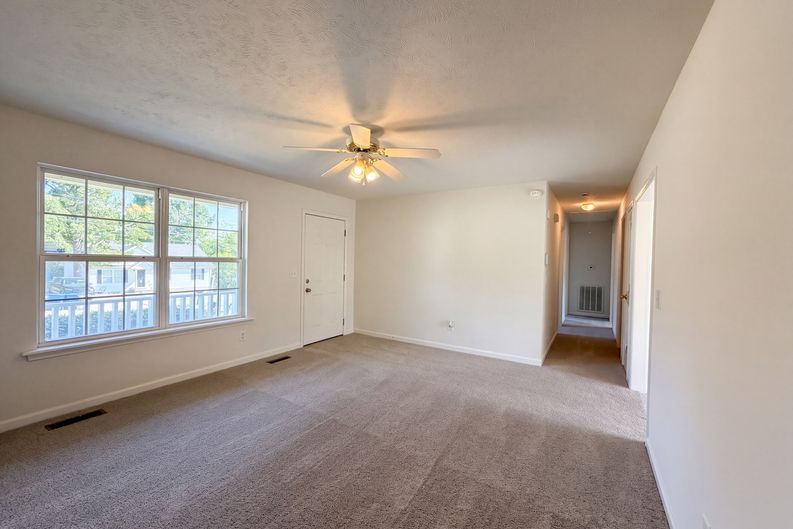 Photo 3 of 16 of 1303 St Hubbins Dr, La Vergne, TN