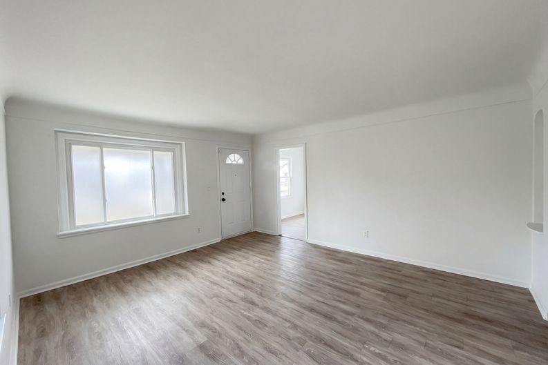 Photo 3 of 16 of 24610 Parklawn St, Oak Park, MI