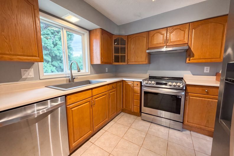 Photo 6 of 22 of 11530 SW Tigard Dr, Portland, OR