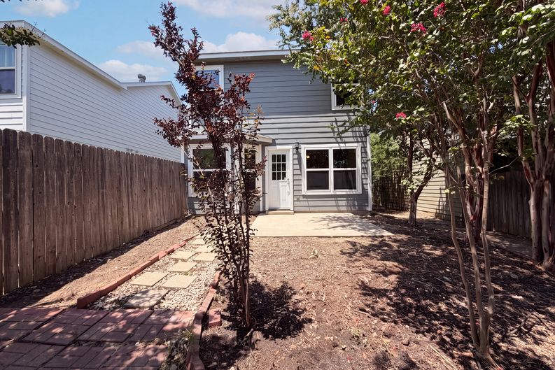 Photo 5 of 17 of 825 Village Point Ln, Fort Worth, TX
