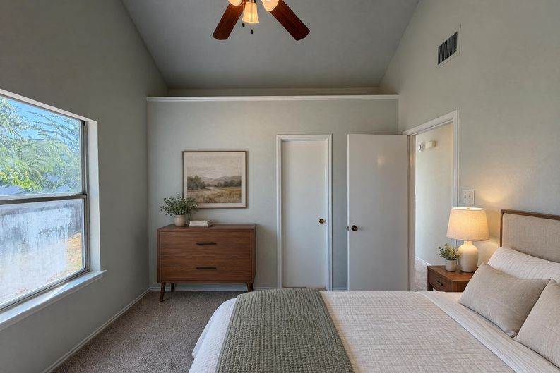 Photo 10 of 16 of 5624 Shady Springs Trl, Fort Worth, TX