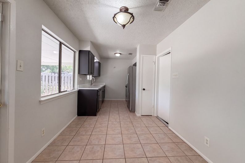 Photo 6 of 16 of 414 Jeanette Dr, Converse, TX