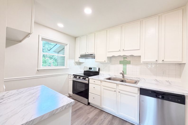 Photo 13 of 16 of 8332 Clear Meadow Ln, Charlotte, NC