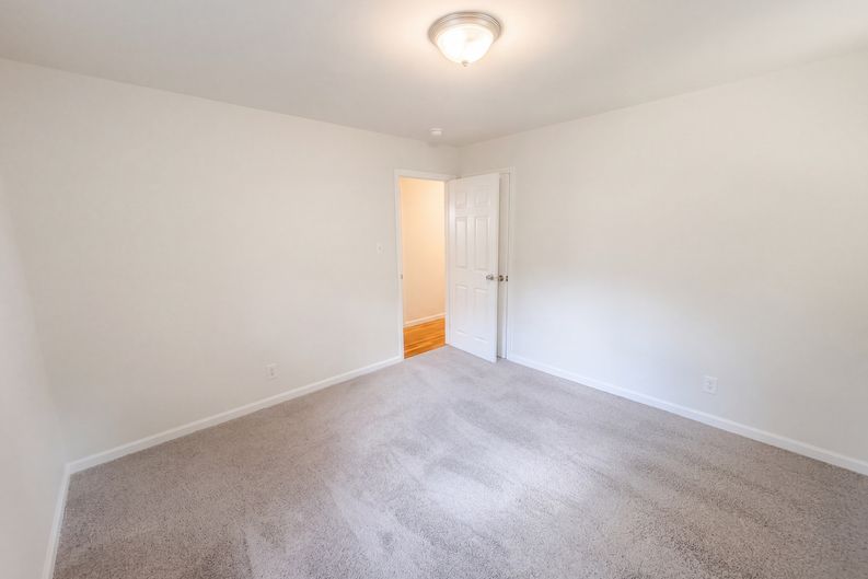 Photo 13 of 18 of 509 Greenbriar Rd, Greensboro, NC