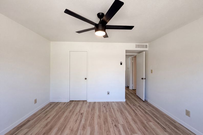 Photo 4 of 19 of 5208 E Tamblo Dr, Phoenix, AZ