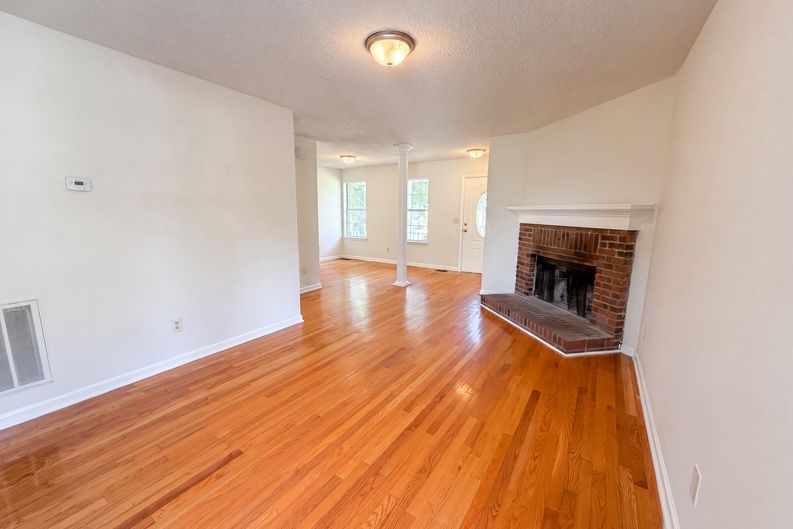 Photo 3 of 29 of 303 Bradford Ln, Columbia, SC