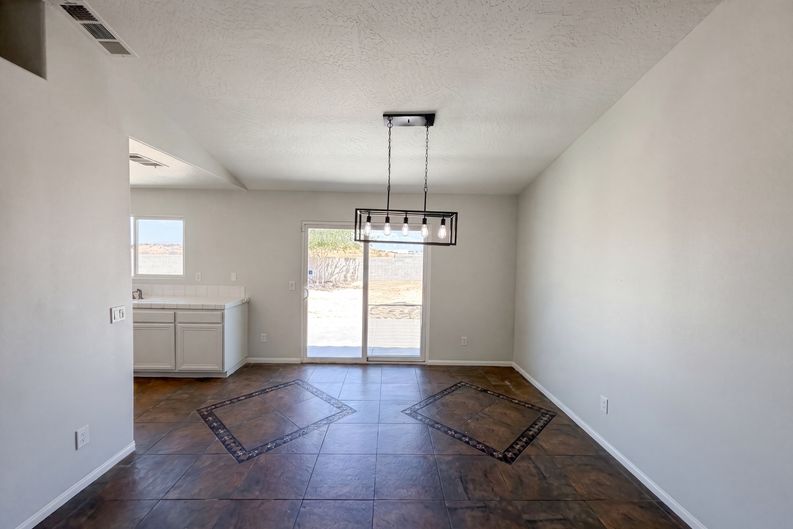 Photo 7 of 28 of 13185 Great Falls Ave, Victorville, CA