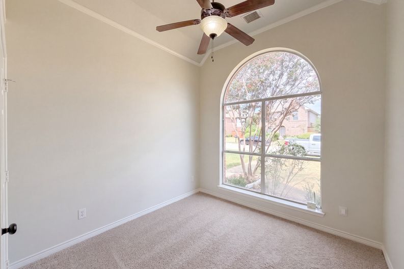 Photo 15 of 26 of 8703 Stonecrest Dr, Irving, TX