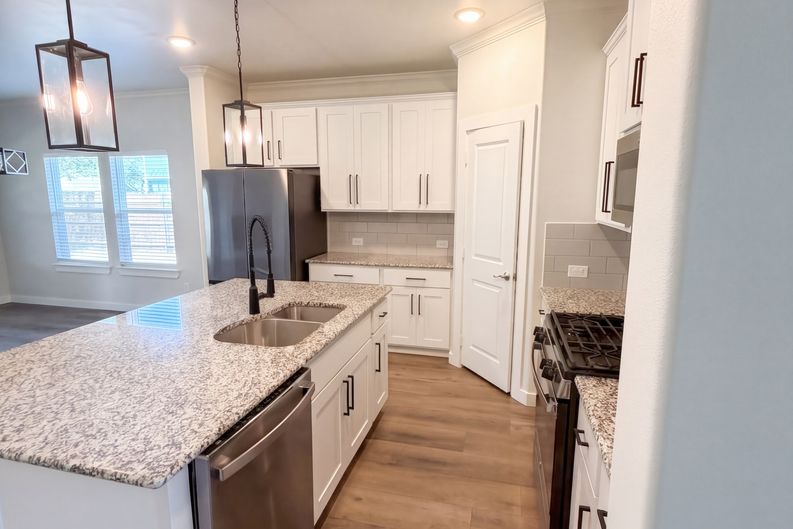 Photo 8 of 17 of 402 N Race St, Tioga, TX