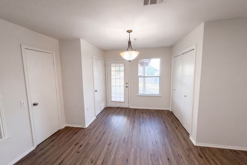 Photo 11 of 29 of 11521 Melstone Dr, Manor, TX