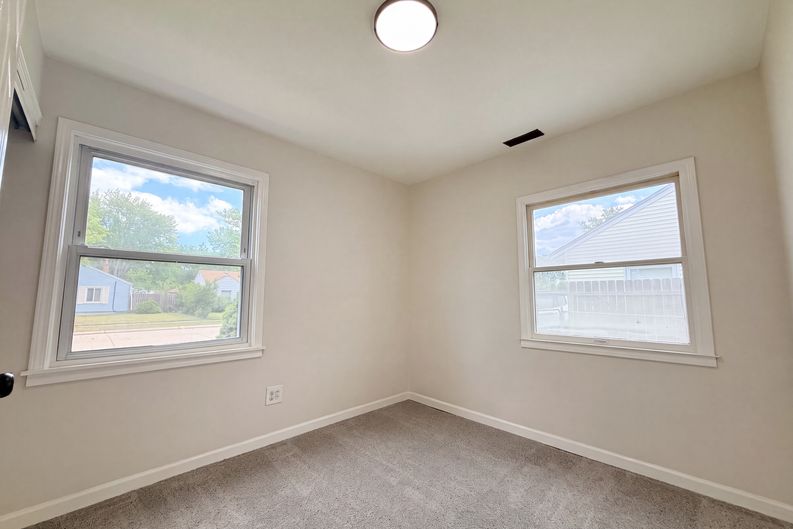 Photo 4 of 16 of 26375 Normandy St, Roseville, MI