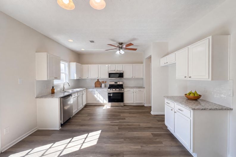 Photo 7 of 53 of 6730 Island Pointe Dr, Buford, GA