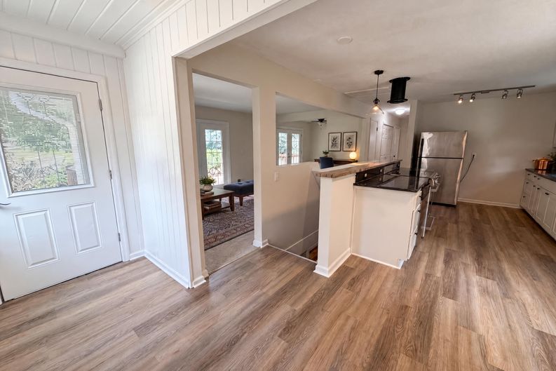 Photo 6 of 27 of 2591 Aldine St, Roseville, MN