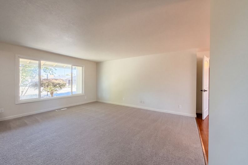 Photo 6 of 27 of 2444 SE 55th Ave, Hillsboro, OR