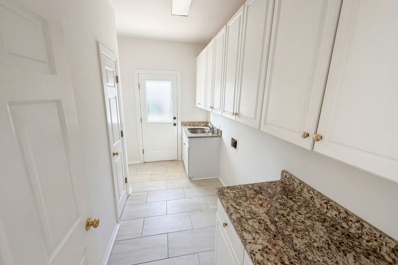 Photo 10 of 25 of 5011 Lake Holw, Douglasville, GA