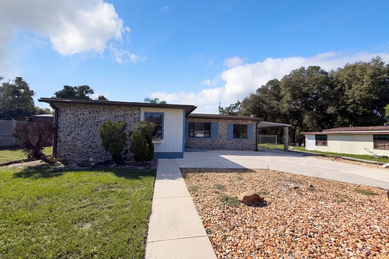 Photo 1 of 17 of 813 Halstead St, Deltona, FL