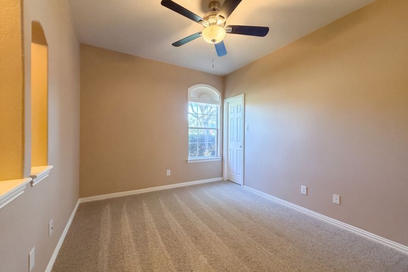 Photo 8 of 21 of 5327 Lake Gardens Dr, Grand Prairie, TX