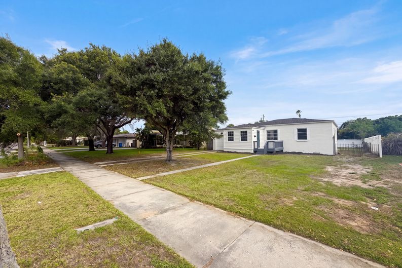 Photo 21 of 32 of 6129 5th Ave N, Saint Petersburg, FL