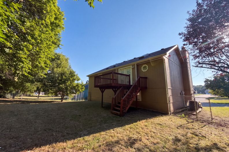 Photo 19 of 25 of 801 Courtland Ct, Belton, MO
