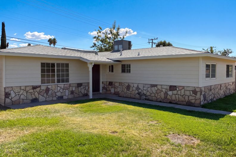 Photo 1 of 24 of 695 N Pepper Ave, Rialto, CA