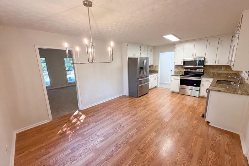 Photo 6 of 35 of 1825 Marsh Creek Dr, Lawrenceville, GA