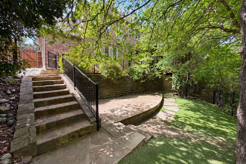 Photo 5 of 29 of 1309 Winding Brook Dr, Garland, TX