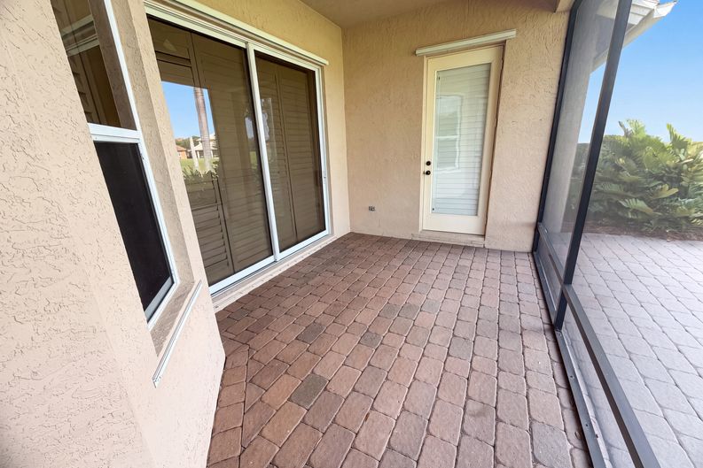 Photo 17 of 30 of 424 NW Dover Ct, Port Saint Lucie, FL