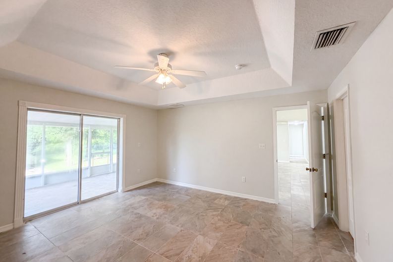 Photo 4 of 24 of 314 Dupont Cir, Howey In The Hills, FL