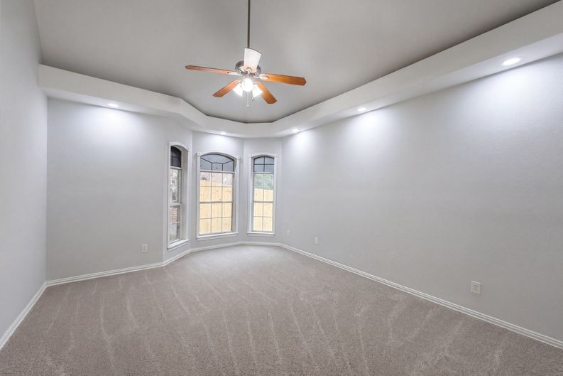 Photo 4 of 27 of 7707 Windmere Ct, Irving, TX