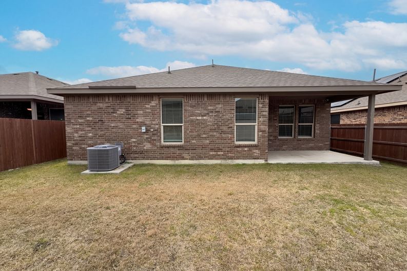 Photo 5 of 16 of 2520 Allview Ln, Red Oak, TX