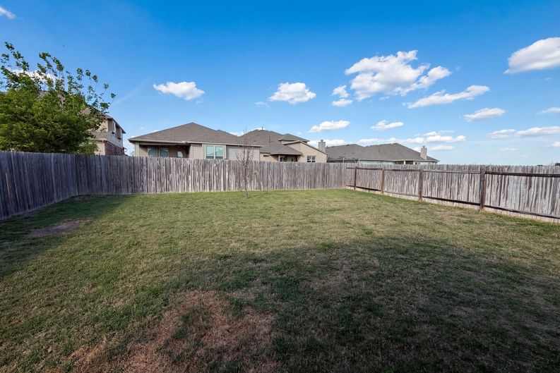 Photo 14 of 19 of 543 Tanda Ln, Hutto, TX