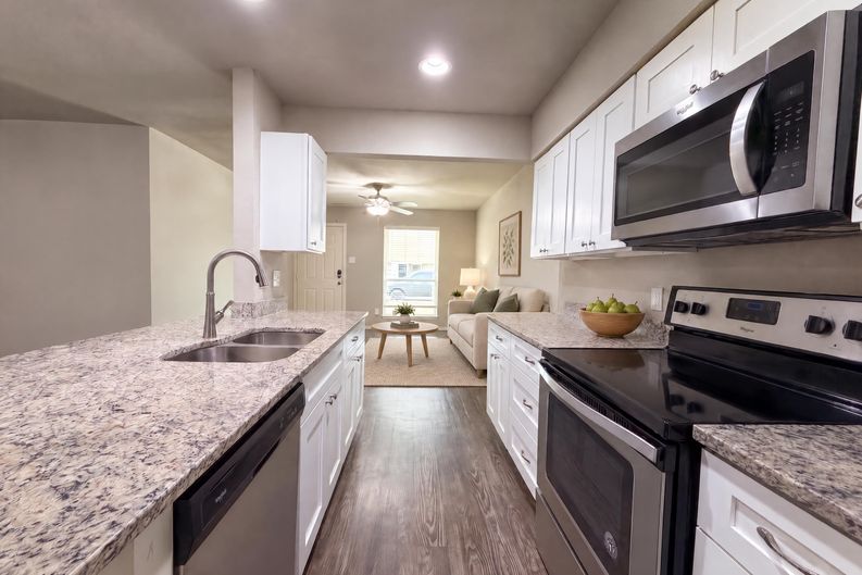 Photo 5 of 20 of 330 E Coral Way, Grand Prairie, TX