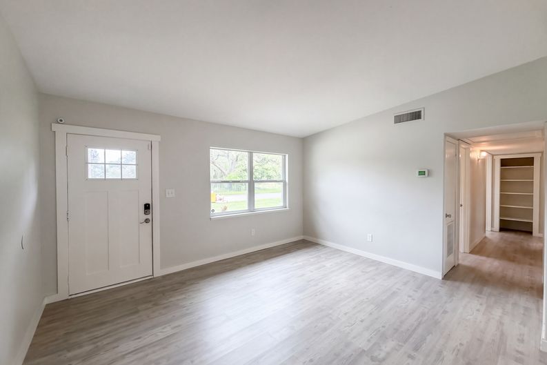 Photo 6 of 24 of 1371 Jeffords St, Clearwater, FL