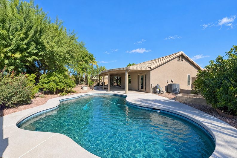 Photo 3 of 25 of 7746 W Wahalla Ln, Glendale, AZ