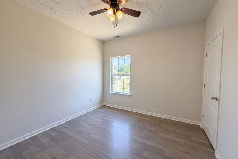 Photo 11 of 24 of 425 Long Creek Dr, Christiana, TN
