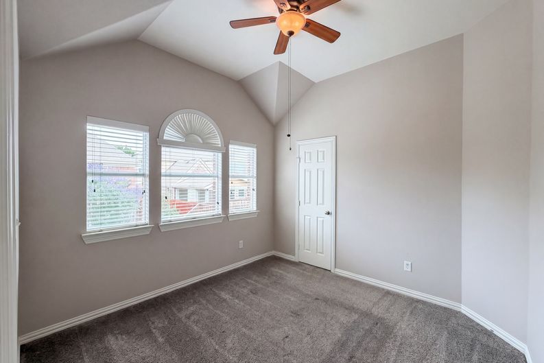 Photo 22 of 32 of 10330 Sandbar Dr, Irving, TX