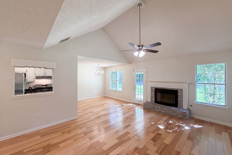Photo 3 of 26 of 105 Nanci Ct, Stockbridge, GA