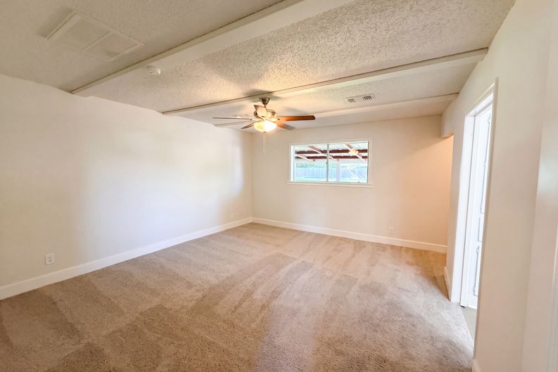 Photo 11 of 18 of 5917 Raza Rd, Pearland, TX