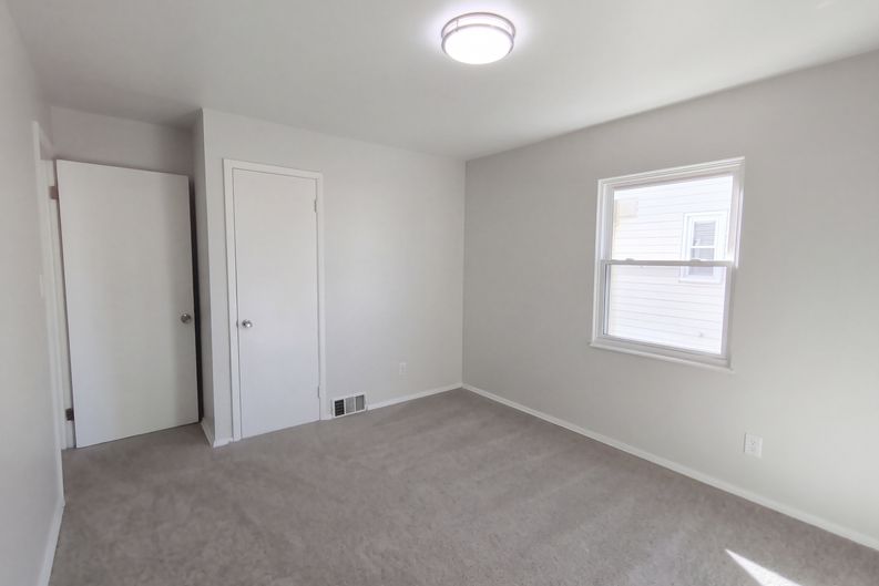 Photo 11 of 24 of 13807 Elsetta Ave, Cleveland, OH