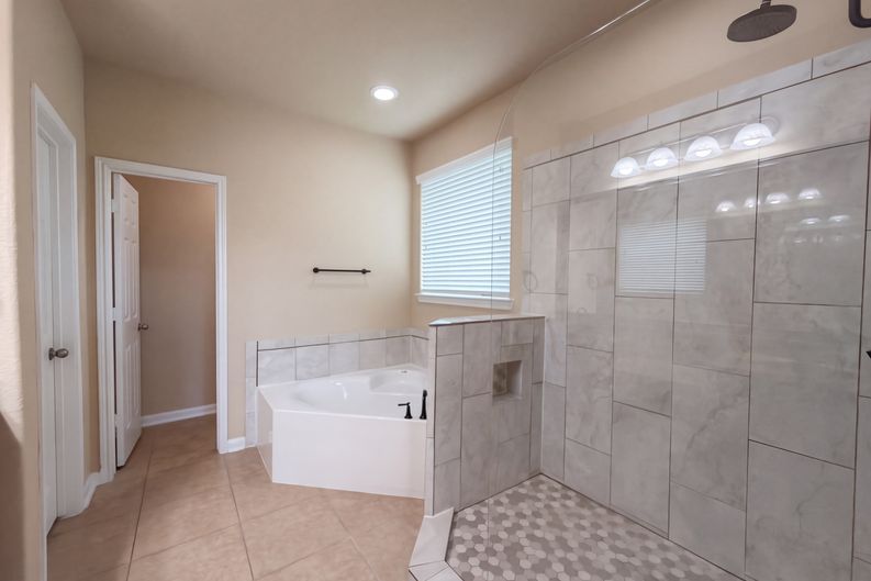 Photo 15 of 40 of 9003 Newcroft Ct, Tomball, TX