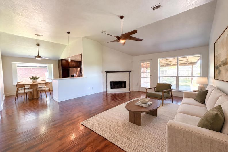 Photo 3 of 18 of 4750 Backenberry Dr, Friendswood, TX