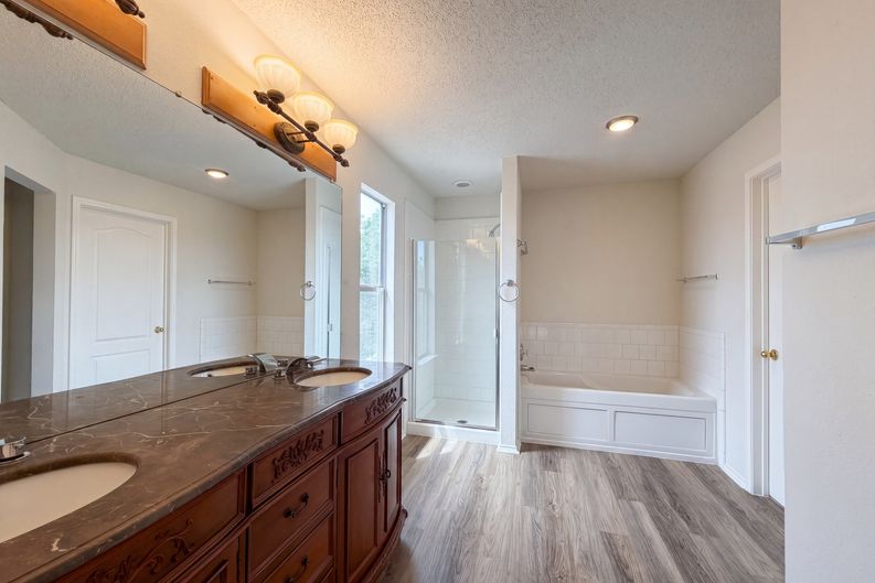 Photo 6 of 19 of 7001 Edmundson Dr, Arlington, TX