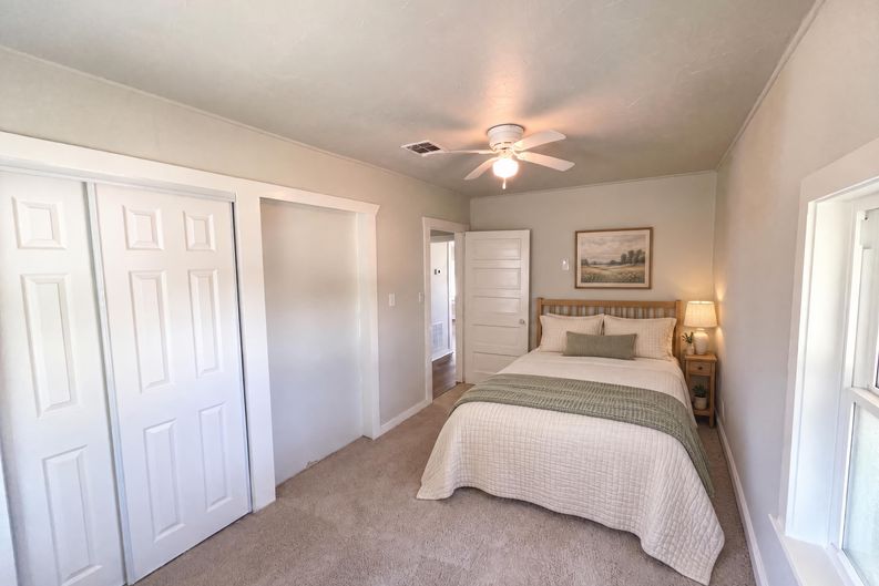 Photo 10 of 17 of 725 Kelly St, Poteet, TX
