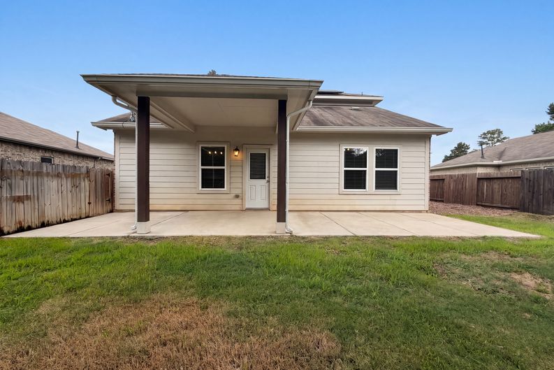 Photo 5 of 22 of 18664 Legend Oaks Dr, Magnolia, TX