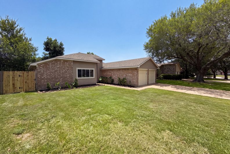 Photo 18 of 20 of 318 Floravista Dr, Webster, TX