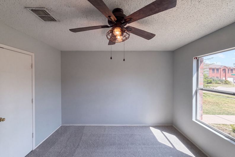 Photo 8 of 17 of 5244 New Castleton Ln, Fort Worth, TX