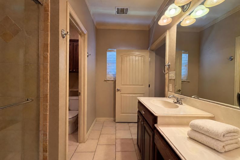 Photo 13 of 20 of 5107 Chesterfield Pl, Arlington, TX